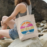 Tropische palmboomklep Zonnekletjes Aangepast Tote Bag<br><div class="desc">Deze schattige canvas tas van de zonsondergang van de tropische palmboom is perfect voor een lenteverspreking of een leuke vakantie van het cruiseschip met de familie. Pas de volledige set aangepaste tassen aan voor uw groep die naar het strand of een eilandengroep gaat.</div>