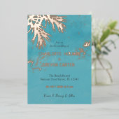 Tropische palmen Blue Ocean Beach Bruiloft Goud Folie Uitnodiging (Staand Voorkant)