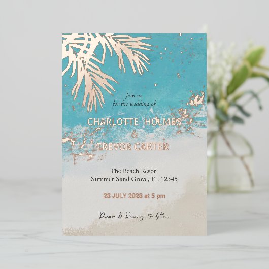 Tropische palmen Blue Ocean Beach Bruiloft Goud Folie Uitnodiging (Staand Voorkant)