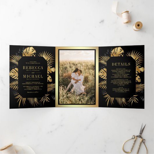 Tropische palmfoto van Black and Gold Foil Weddens Drieluik Uitnodiging (Binnen)