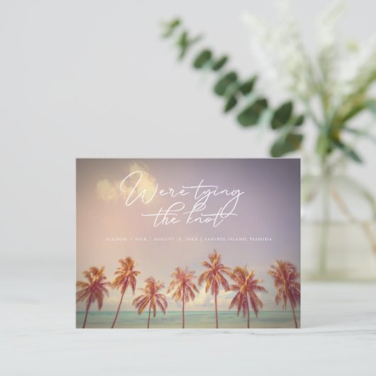 Tropische palms Beach Weddenschap Save the Date Aankondigingskaart (Staand voorkant)
