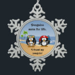 Tropische pinguïns Couple Hula Pirate Island Beach Tin Sneeuwvlok Ornament<br><div class="desc">Voor het tropische eilandliefhebbende stel! Een schattige piraat pinguïn met rode banaan, zwaard en papegaai is met een pinguïn in de graslaag en kleurrijke bloemen. Ze zijn op een prachtig strand. Golven vallen op de kust terwijl kokosnootbomen dansen in de oceaanbries. Pas de pinguïn bandana en de rok aan met...</div>