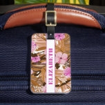 Tropische Planten Floral Pattern Voornaam Bagagelabel<br><div class="desc">Een stijlvol bagagelabel is voorzien van een patroon van tropische planten in blikken naar bruine en roze bloemen en uw voornaam in het teken aan de voorzijde en uw adresgegevens op de achterzijde OF kies de stijl die u op de achterzijde kunt plaatsen. Creëer voor jezelf of geven als geschenk....</div>