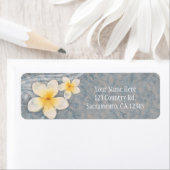 Tropische Plumeria Flower Grey Yellow Summer Party Etiket (Insitu)