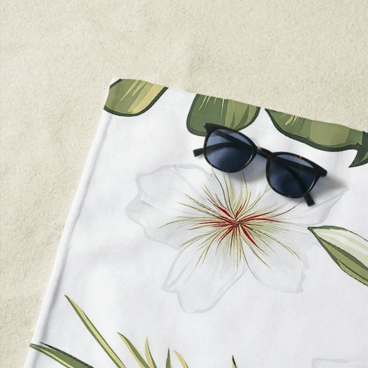 Tropische rode en witte Hibiscus Bloemen Strandlaken (In situ)