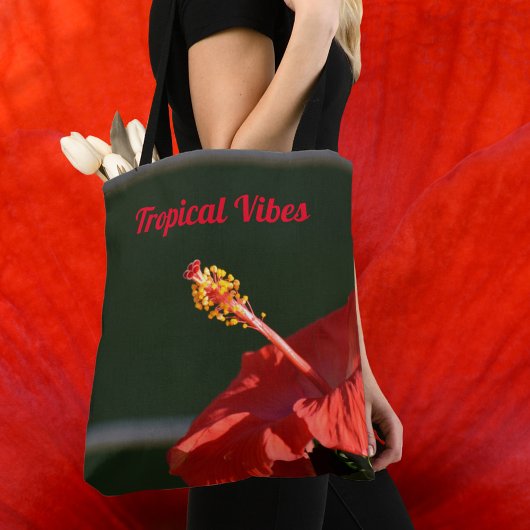Tropische rode hibiscus bloem dramatisch zwart tote bag