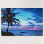 Tropische  roze blauwe zonnelandschapskunst legpuzzel<br><div class="desc">Mooie natuur fotografie. Een stijlvolle en stijlvolle foto van licht en donkerblauw, turquoise, violet, amethystisch paars en pastelroze zonsondergang op een exotisch Hawaïaans eiland met palmbomen. Een tropische scène voor de minnaar van Hawaii, de Caribische stranden, de oceaan, het zee, de schoonheid van de tropen, en populaire vakantiebestemmingen in de...</div>