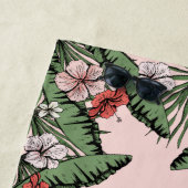 Tropische roze flamingo en hibiscus monogrammed strandlaken (In situ)