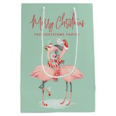 Tropische roze flamingo met kerstmutsen medium cadeauzakje (Achterkant)