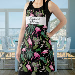 Tropische roze flamingvogel, voeg naam, de Tekst v Schort<br><div class="desc">Een leuk tropisch geschenk met een patroon van roze flamingos, tropische palmbladeren en twee regels aangepaste tekst, voeg de naam van een persoon toe, verwijder de handelsnaam of verwijder de tekst en rechthoek en heb alleen het patroon. Ideaal voor koken en bakken in de keuken, tuinieren, ambachten - maakt een...</div>
