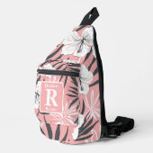 Tropische roze hibiscus gepersonaliseerd monogram sling bag (Rechterhoek)