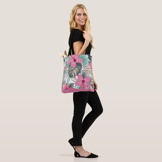 Tropische roze weelderige hibiscus tote bag (Op model)
