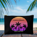 Tropische roze zwarte palmbomen Custom Beach Etui<br><div class="desc">Koele hete roze en zwarte palmboom cosmetische tas voor een meisjes reis naar een tropisch eiland. Beschikt over prachtige palmbomen voor een  roze strandzonsondergang. Perfecte accessoirezak op maat voor uw cruise- of zomerreis naar het zee.</div>