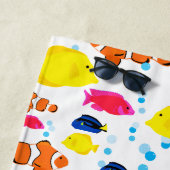 Tropische speciale visdozen met heldere kleuren strandlaken (In situ)