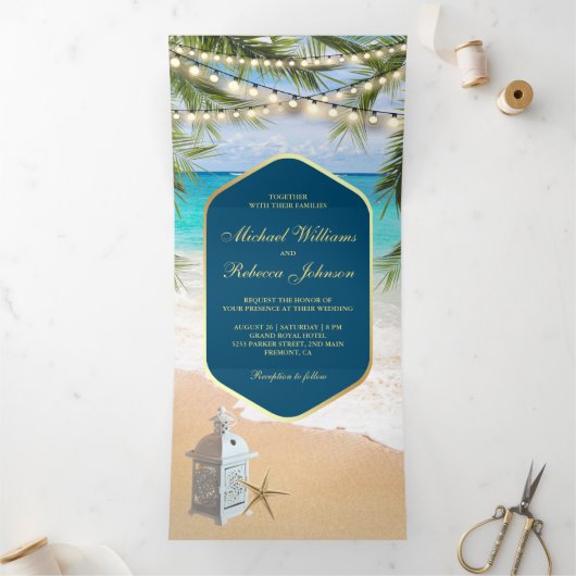Tropische Strand Palm String Lights Lantaarn Weddi Drieluik Uitnodiging (Binnen)