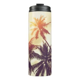 Tropische strandachtergrond met palmbomen silhouet thermosbeker