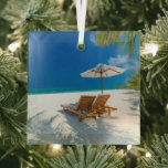 Tropische stranden | Lounge Chairs Beach, Bora Bor Glas Ornament<br><div class="desc">Deze geweldige Getty Afbeeldingen foto is voorzien van een prachtig tropisch landschap,  twee zonnebanken,  loungers en paraplu onder een palmboom.</div>