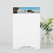 Tropische strandkust met een Big Rock Briefpapier (Staand voorkant)