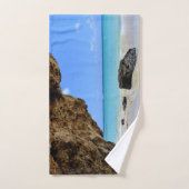 Tropische strandkust met een Big Rock Handdoek (Handdoek)
