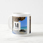 Tropische strandkust met een Big Rock Monogram Koffiemok (Voorkant links)