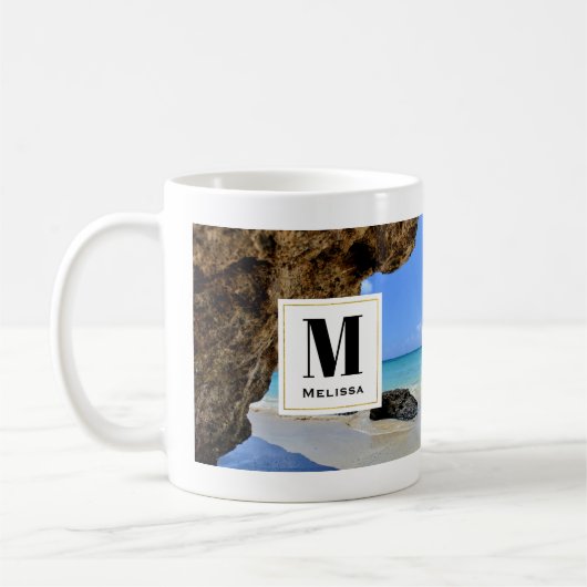 Tropische strandkust met een Big Rock Monogram Koffiemok (Links)
