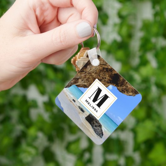 Tropische strandkust met een Big Rock Monogram Sleutelhanger (Hand)