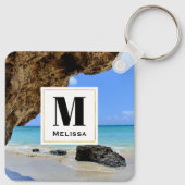 Tropische strandkust met een Big Rock Monogram Sleutelhanger (Achterkant)