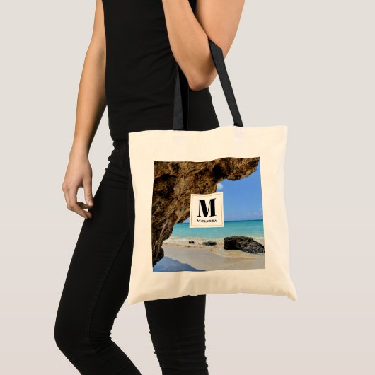 Tropische strandkust met een Big Rock Monogram Tote Bag (Voorkant (product))