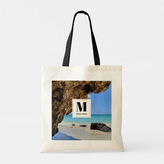 Tropische strandkust met een Big Rock Monogram Tote Bag (Achterkant)