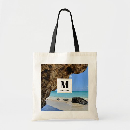 Tropische strandkust met een Big Rock Monogram Tote Bag (Voorkant)