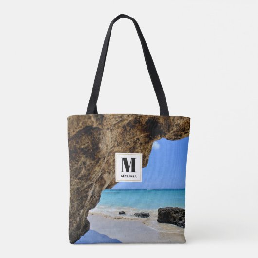 Tropische strandkust met een Big Rock Monogram Tote Bag (Achterkant)