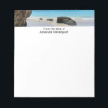 Tropische strandkust met een Big Rock Notitieblok<br><div class="desc">Een notitieblok met een schilderachtig natuur foto. Prachtig turquoise blauw zee met een zandstrand. Een grote bruine rots zorgt voor wat schaduw van de helderblauwe lucht.</div>