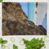 Tropische strandkust met een Big Rock Theedoek (Gevouwen)