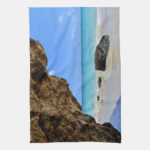 Tropische strandkust met een Big Rock Theedoek (Verticaal)