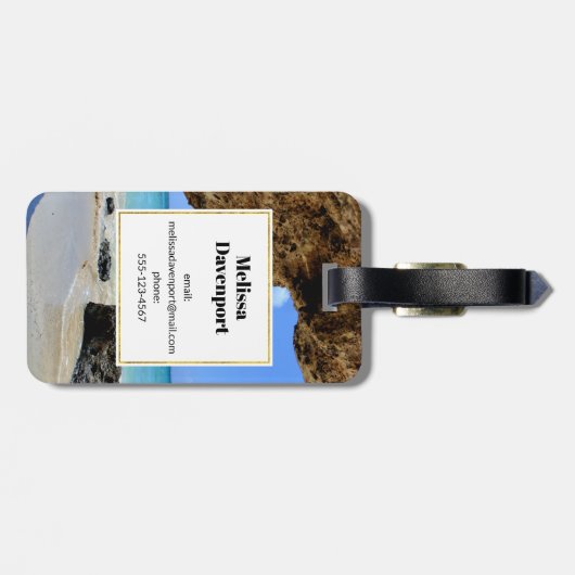 Tropische strandkust met een groot rotsmonogram bagagelabel (Achterkant horizontaal)