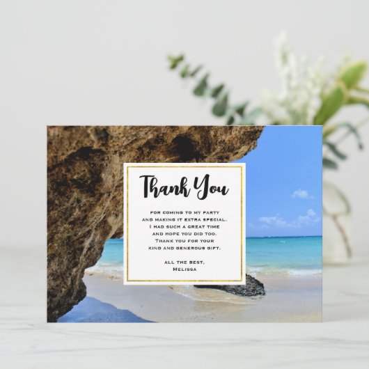 Tropische strandkust met een grote rots dank u bedankkaart (Staand voorkant)