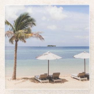 Tropische strandparasols: wit, palm. glazen onderzetter