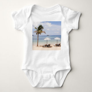 Tropische strandparasols: wit, palm. romper