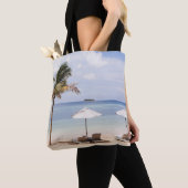 Tropische strandparasols: wit, palm. tote bag (Dichtbij)