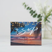 Tropische Sunset Beach String Lights Wedding RSVP Uitnodiging Briefkaart (Staand voorkant)