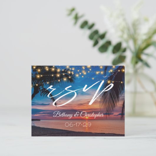 Tropische Sunset Beach String Lights Wedding RSVP Uitnodiging Briefkaart (Staand voorkant)