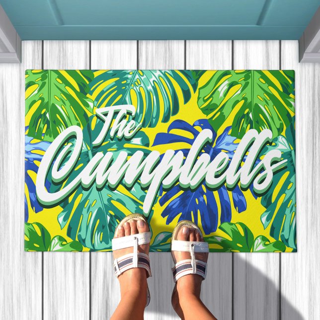 Tropische Surname Green Blue Yellow Monstera Leave Deurmat (Tropical leaves doormat in yellow & green, edit script to say your family name)