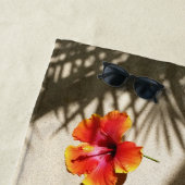 Tropische Vibes Hibiscus Polynesisch Hawaïaans Strandlaken (In situ)