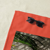 Tropische Vibes Hibiscus Sunhat op zand Sinaasappe Strandlaken (In situ)