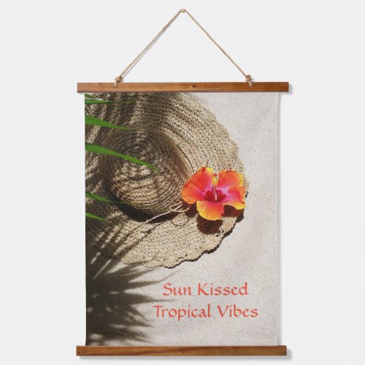 Tropische Vibes Hibiscus Sunhat op zand strand Hangend Wandkleed (Voorkant)