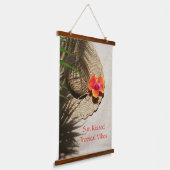 Tropische Vibes Hibiscus Sunhat op zand strand Hangend Wandkleed (Gebogen)
