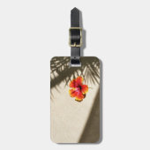 Tropische virussen Hibiscus op strand zand Bagagelabel (Voorkant verticaal)