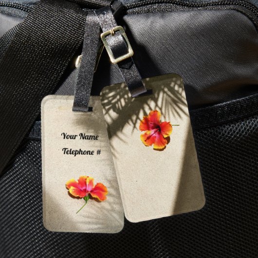 Tropische virussen Hibiscus op strand zand Bagagelabel