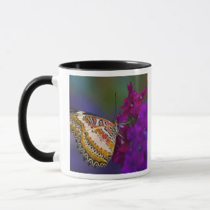 Tropische vlinder op paarse bloemen mok