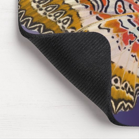 Tropische vlinder op paarse bloemen muismat (Hoek)